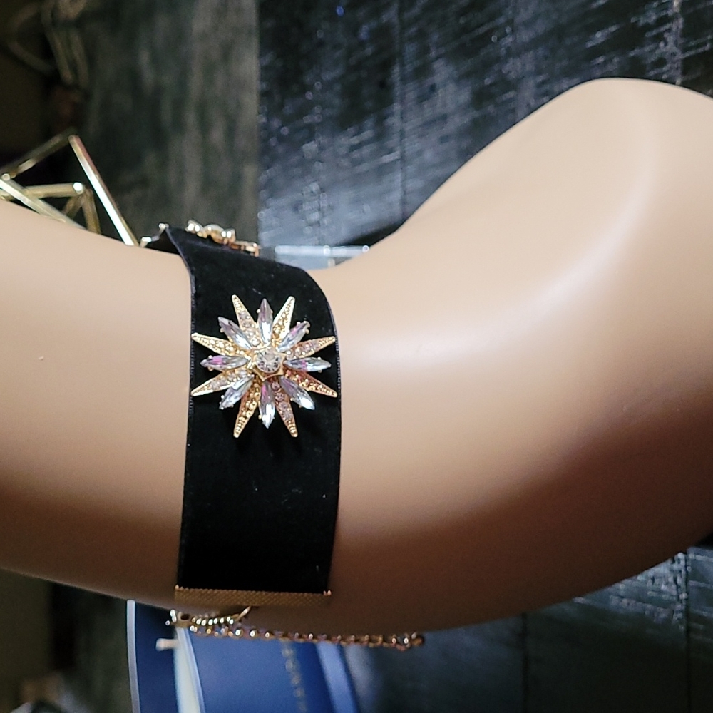 Choker - Picture 2 of 4